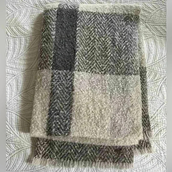 Accessories - Gray plaid scarf